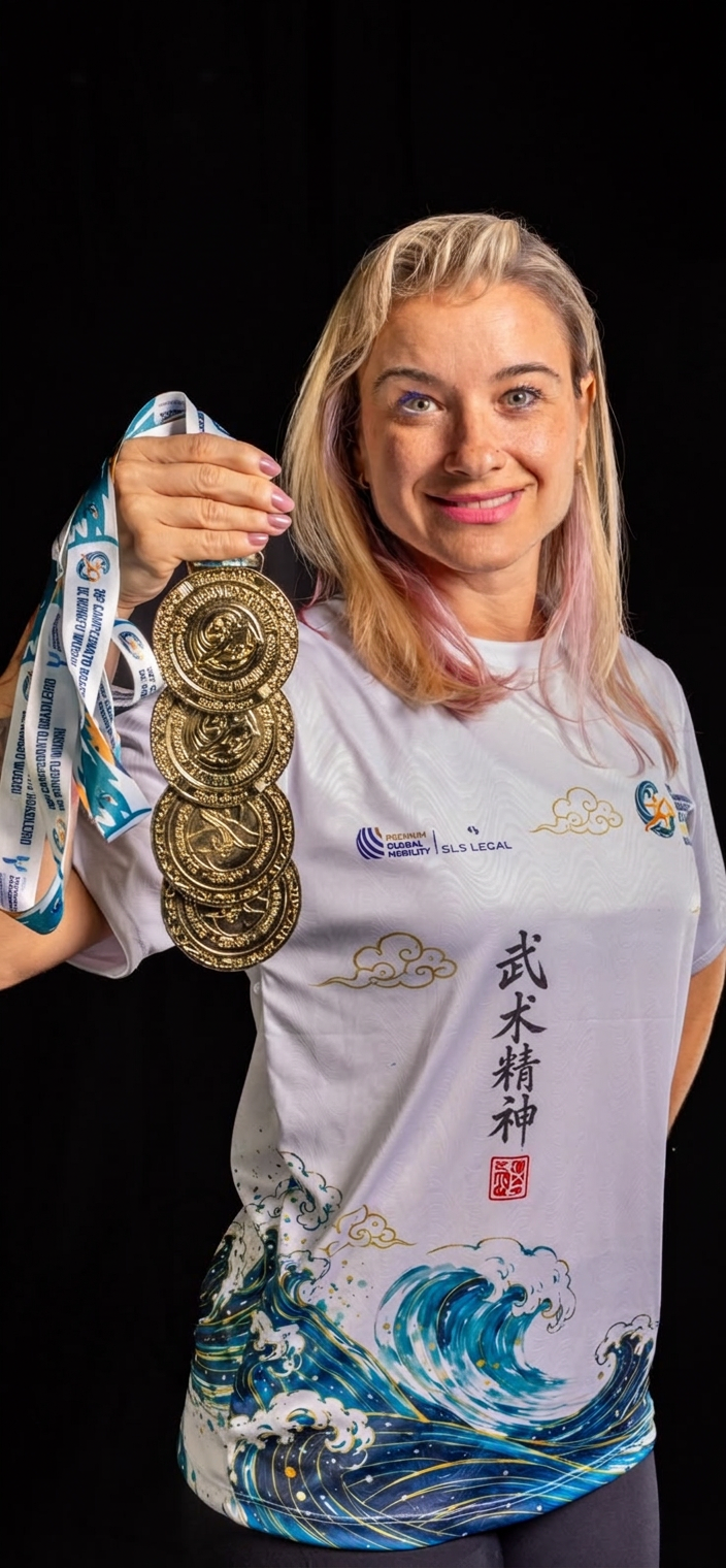 Paula Amidani uniforme oficial Wushu e medalhas de ouro